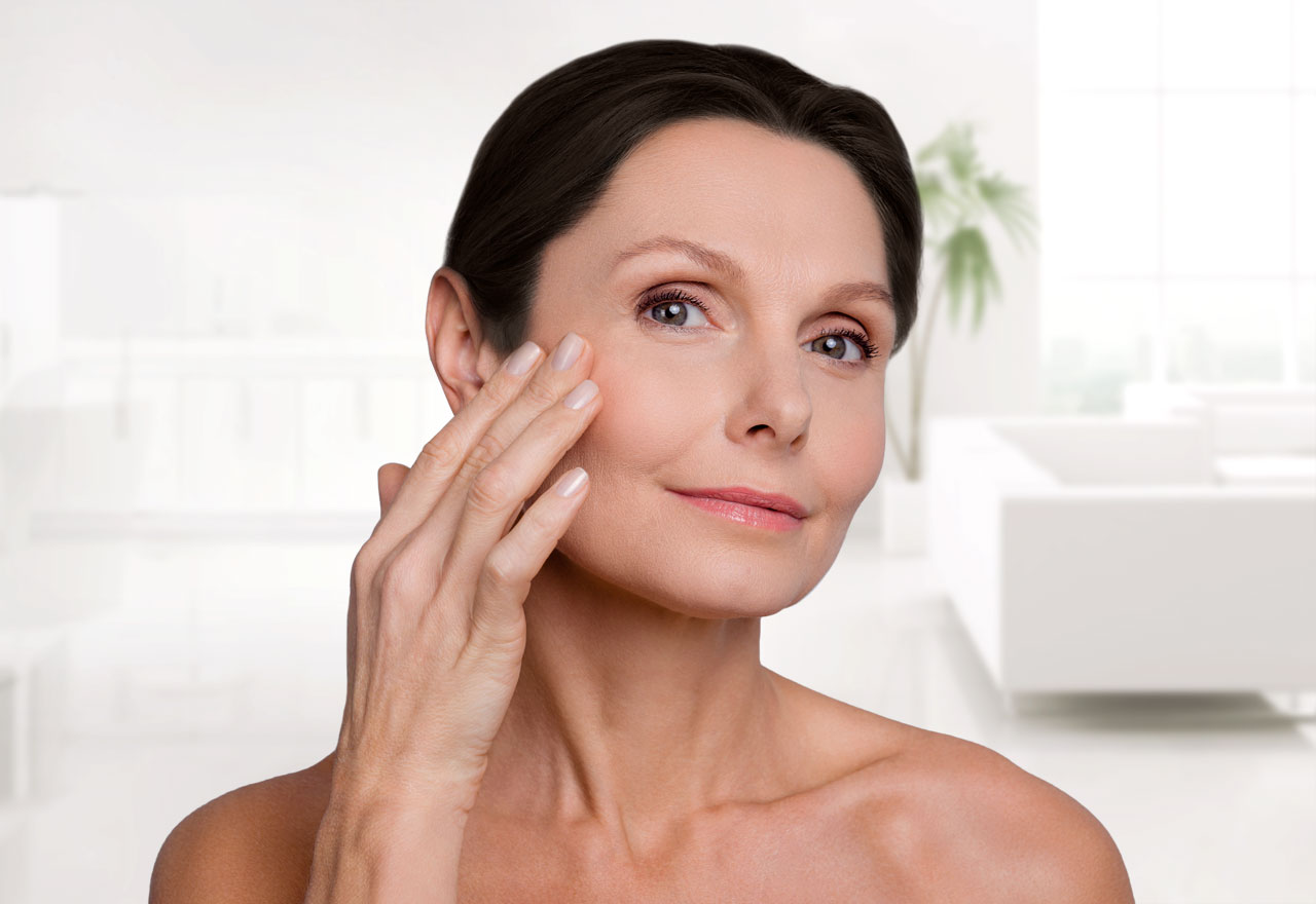 Facelift. Фейслифтинг. Фейслифтинг женщина на ТВ. Фейслифтинг фото в белом цвете красивое. Фейслифтинг фото в белом цвете.